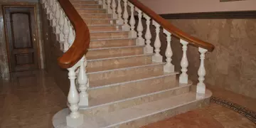 Преимущества и особенности отделки бетонной лестницы мрамором или гранитом