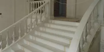 Лестницы из белого мрамора - эталон элегантности