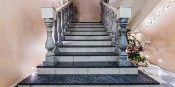 Виды отделки ступеней лестниц из мрамора
