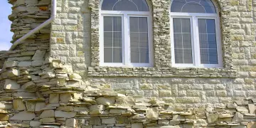 Натуральный камень в отделке фасада