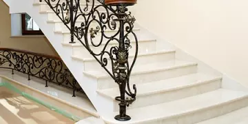 Как происходит облицовка лестницы мрамором?