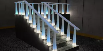 Гранитная лестница с подсветкой
