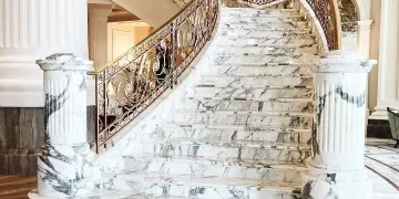 Украшение дома гранитной лестницей